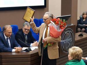 Научные, преподавательские и организаторские заслуги академика Ю.П. Никитина отмечены многими наградами