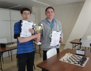 Победители турнира - (справа налево) инженер-программист Александр Кузнецов и его коллега программист Сергей Гриф