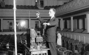 В 1920 году, в возрасте 24 лет, Термен изобрел электромузыкальный инструмент, которому дал имя терменвокс. Изобретение прославило его на весь мир