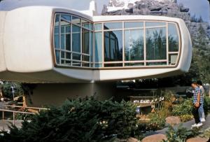 В 1957 году для рекламы своей продукции «Монсанто» создала «Дом будущего», разместив его в калифорнийском «Диснейленде»