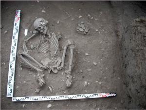 Первичное захоронение, умерший человек был похоронен в очень странной позе