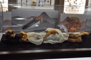 Курган Ак-Алаха-3 с редким по полноте комплексом погребальных предметов и мумией молодой знатной женщины с татуировкой на руках