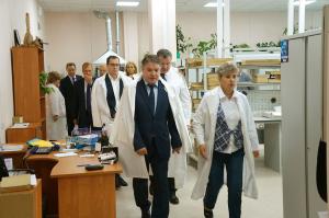 Директор института Амир Алямов проводит экскурсию по новому комплексу для почетных гостей