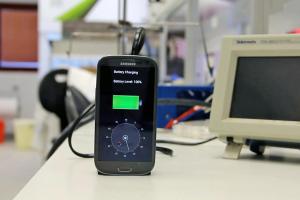 Компания StoreDot разработала прототип батарейки с добавлением биологических материалов, которая способна заряжаться всего за 30 секунд
