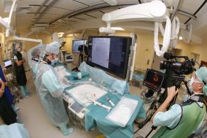 Во время эндоваскулярного вмешательства при лечении окклюзий коронарных артерий хирурги используют специальные коронарные проводники