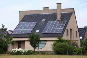 По мнению Владимира Сафонова, целесообразно солнечные модули устанавливать прямо на крышах домов, предусмотрев при этом их охлаждение водой