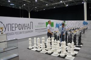 Хоть форум и посвящен технологическому развитию, но на нем нашлось место даже рекламе предстоящего шахматного турнира.