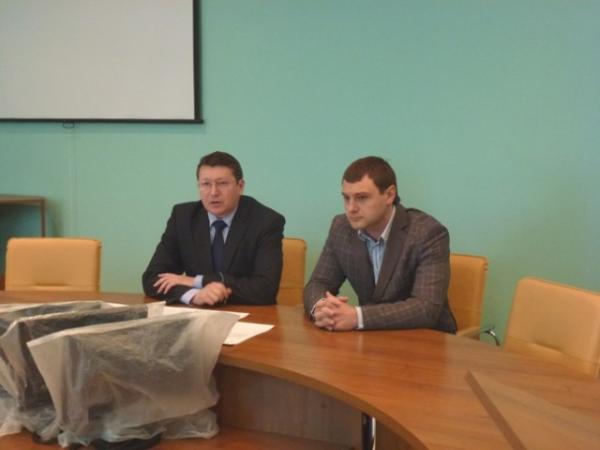 На фото: Иван Зыков (слева) и начальник отдела энергетики и ЖКХ администрации Советского района Павел Ладышкин