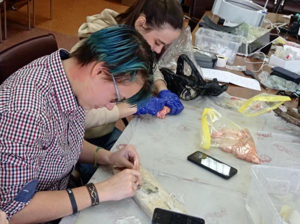 В ходе экспериментальной сессии ученые ИАЭТ СО РАН воссоздают орудия эпохи палеолита