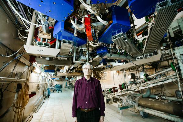  Николай Винокуров на фоне Новосибирского лазера на свободных электронах. Фото - Вера Сальницкая