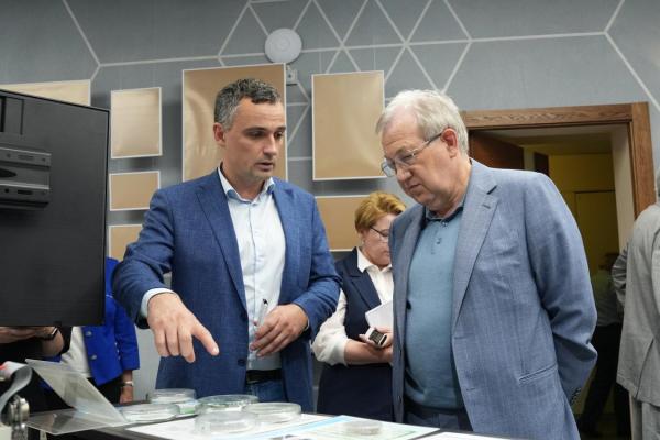 Ученые Института физики полупроводников представили разработки президенту РАН