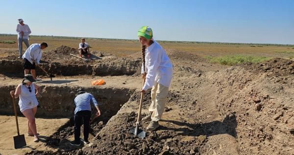 Новосибирские школьники приняли участие в раскопках древних городов Хазарского каганата