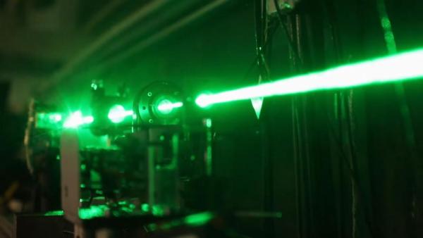 Части лазерной системы (лазер, дихроичное зеркало, фазовая пластинка и ячейка Поккельса). Предоставлено В. Каминским