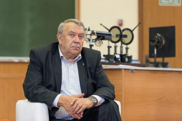 В июне 2013 г. недавно избранный президент Российской академии наук Владимир Фортов получил правительственное письмо с проектом закона о реформировании РАН В июне 2013 г. недавно избранный президент Российской академии наук Владимир Фортов получил правительственное письмо с проектом закона о реформировании РАН