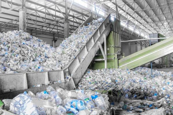 Как крупные компании вводят общественность в заблуждение по поводу переработки синтетических отходов