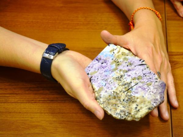 Камень с удивительной палитрой голубого цвета, обнаружен  на границе с Якутией