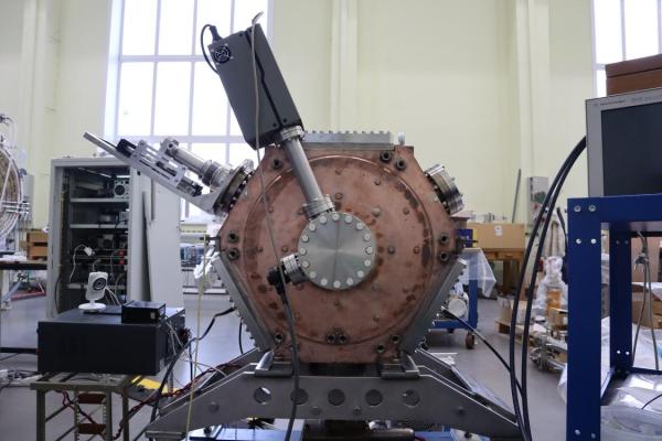 Высокочастотный резонатор, отвечающий за ускорение электронов в бустере СКИФ. Фото Т. Морозовой