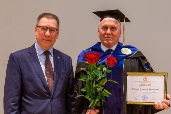 Академик Александр Латышев стал Почетным доктором Алфёровского университета