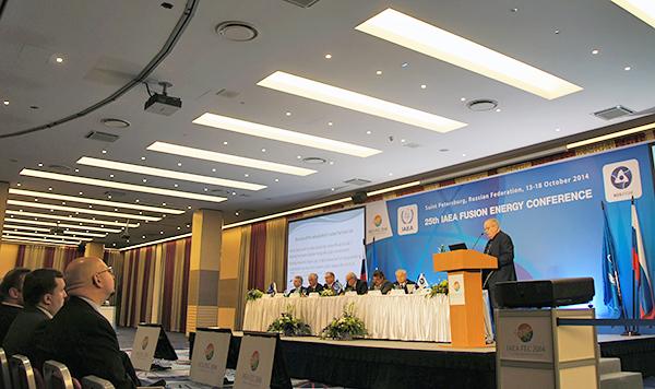 Академик Евгений Велихов выступает с докладом на открытии FEC-2014
