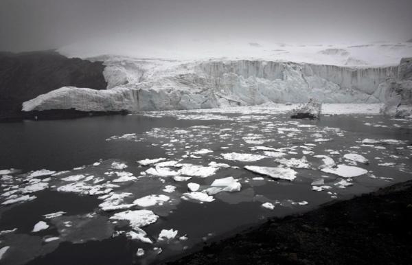 Изменение структуры ледяного покрова Гренландии - прямое следствие глобального потепления климата, подчеркивают специалисты