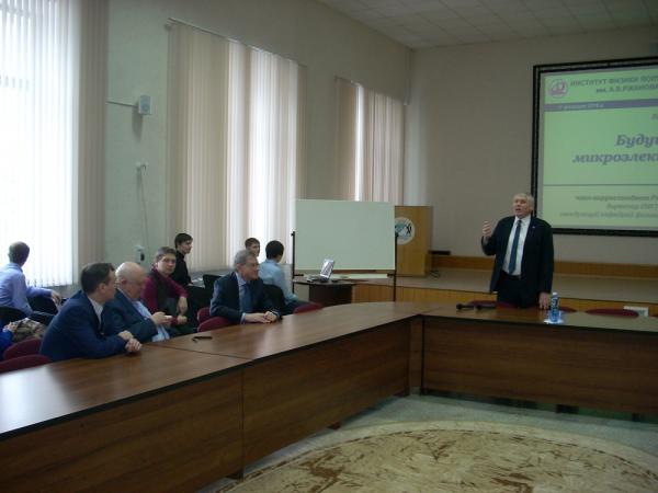 В Институте физики полупроводников СО РАН провели научно-образовательную сессию в честь Дня российской науки