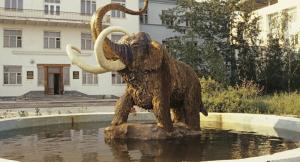 В 1971 году в нашей стране появился и второй памятник мамонту, перед зданием Института мерзлотоведения Сибирского отделения РАН в Якутске
