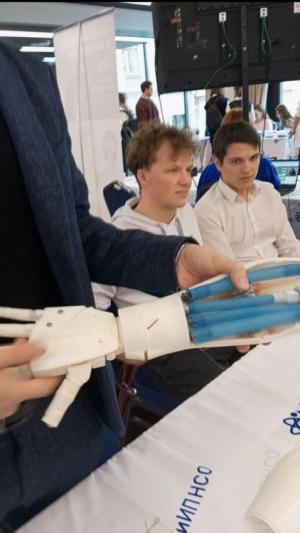Новосибирские инженеры из технического университета презентовали уникальный опытный образец протеза руки с пневматической мускулатурой, точно имитирующий конечности