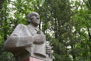 Памятник М. А. Лаврентьеву на проспекте его имени