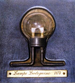 Новизна лампочки Лодыгина была в более совершенной конфигурации и в замене вакуума в колбе  на инертный газ