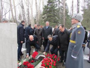 В завершение митинга состоялась церемония возложения цветов к могиле С.А. Чаплыгина, которая сопровождалась оружейными залпами