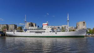 Научно-исследовательское судно «Витязь» около Музея Мирового океана в Калининграде