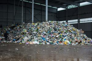 Сегодня, по словам Геннадия Багрянцева, построенный десять лет назад мусоросортировочный завод извлекает из отходов не более шести процентов сырья
