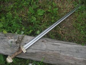 До 11 века самым распространённым мечом является каролинг, или меч викингов