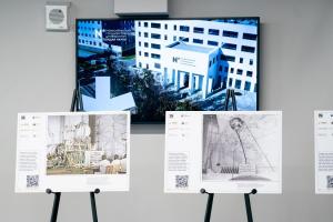 Под каждой фотографией стоят QR‑коды, отсканировал  и слушаешь подкаст, где журналисты, ученые и политики делятся эпизодами истории отечественной космонавтики