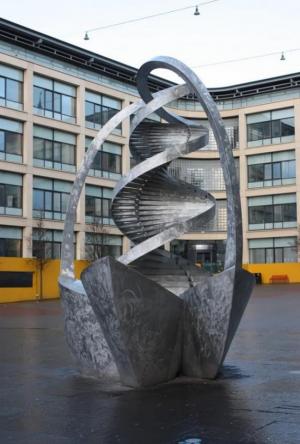 Скульптура ДНК, установленная в International Centre for Life, Ньюкасл