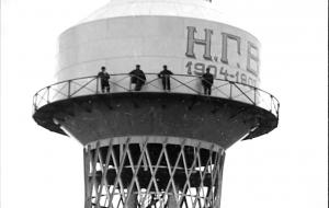 Первая в мире гиперболоидная башня, увенчанная смотровой площадкой на высоте 37 метров стала центром притяжения для посетителей выставки