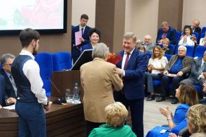 Поздравить с юбилеем Ю.П. Никитина приехал мэр Новосибирска Анатолий Локоть