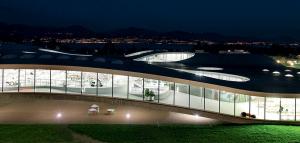 Учебный центр Rolex, призванный подчеркнуть инновационность Политической школы Лозанны, построен по проекту модного архитектурного бюро SANAA Международная служба LPFL
