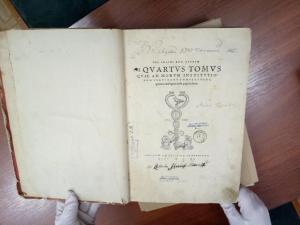 Самая старая книга в  библиотеке – «Сочинения Эразма Роттердамского» 1540 года издания – тоже из этого собрания