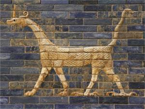 Знаменитые «сирруши» с вавилонских ворот богини Иштар представляют собой существ со звериными ногами, хвостом и телом, правда, покрытым чешуей, шеей и головой змеи, и птичьими когтями на задних лапах