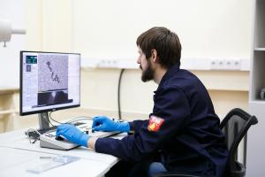 Научный сотрудник ИОХ РАН Евгений Пенцак за исследованием оксидных подложек на просвечивающем электронном микроскопе