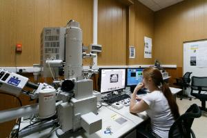 Студентка Вера Черепанова на сканирующем электронном микроскопе изучает образцы современных гетерогенных каталитических систем