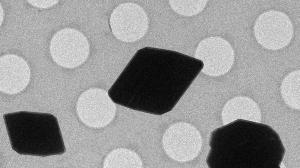 ученые из США, Германии и Швейцарии предложили облучать электронами кристалл на вращающейся подставке, а потом сопоставлять изображение, получившееся с разных углов зрения