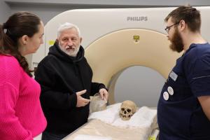 Все черепа имеют видимые следы повреждений, причину которых археологи рассчитывают установить с помощью данного высокотехнологичного метода исследований