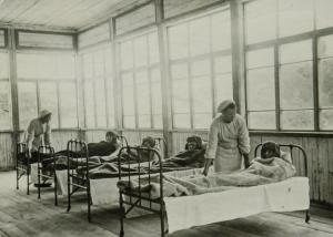 Во время войны антибиотики позволили невероятно (на 80%) снизить смертность среди раненых, лечить эпидемии и значительно уменьшить количество ампутаций