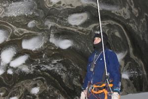 Владимир Пушкарев - первый в мире человек, спустившийся на дно кратера газового выброса 8 ноября 2014 г.