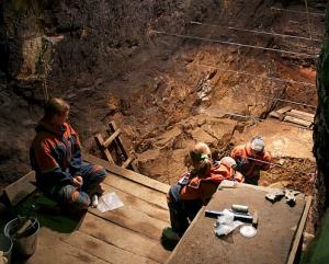 На полу Денисовой пещеры выросло 20 культурных слоев