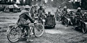 Британские пулеметные экипажи на мотоциклах с бронированными колясками готовы отправиться на вылазку во Франции, 1918