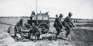 Германские связисты при помощи тандем-велосипеда заряжают генератор передвижной радиостанции. Тыл Восточнеого фронта, сентябрь 1917