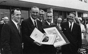 Президент США Линдон Джонсон вместе с экипажем космического корабля «Джемини-4»  и Джеймсом Уэббом (крайний справа)